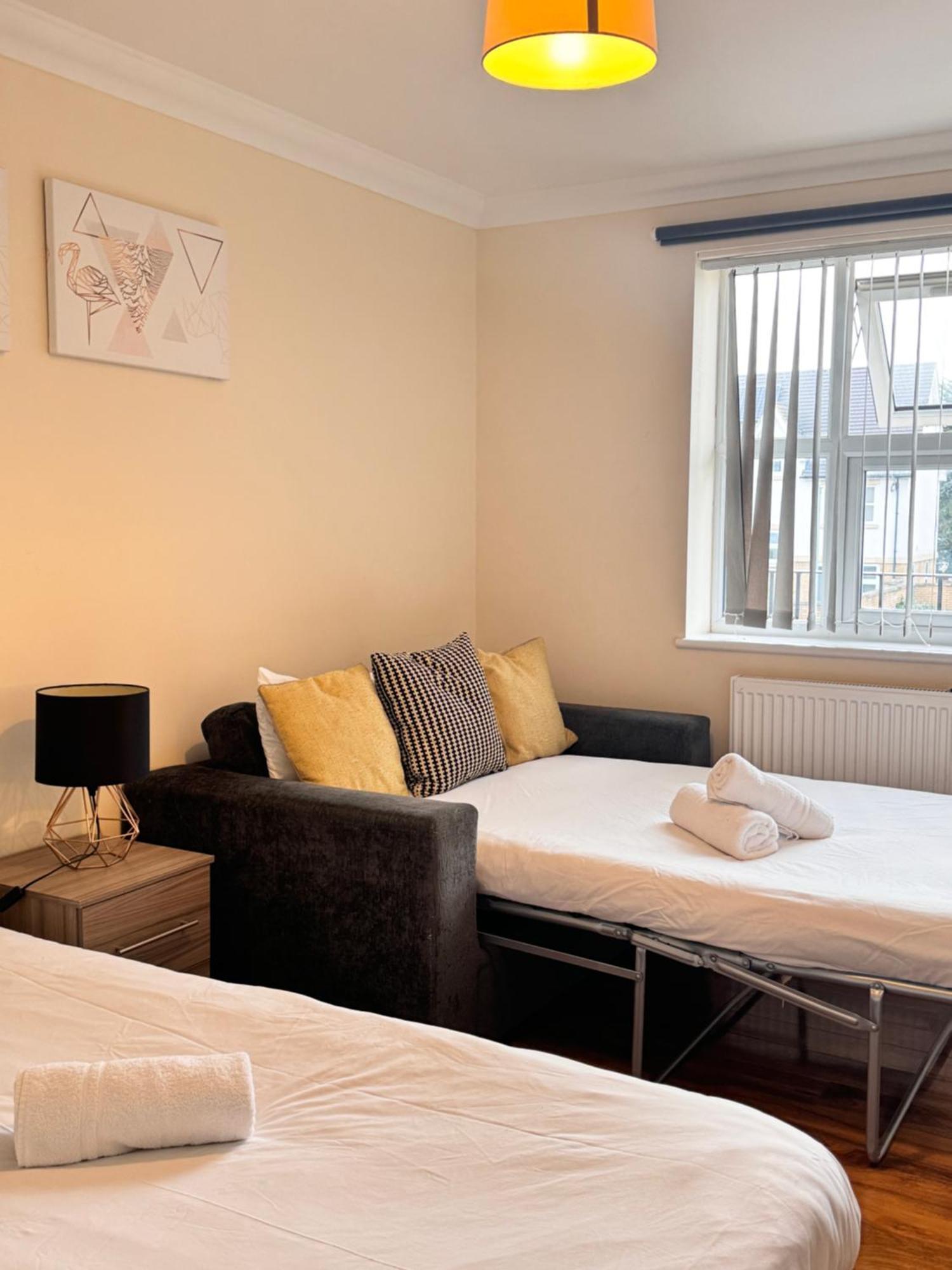 Comfort Heathrow Stay 5 Mins To The Terminal Stanwell Exterior foto