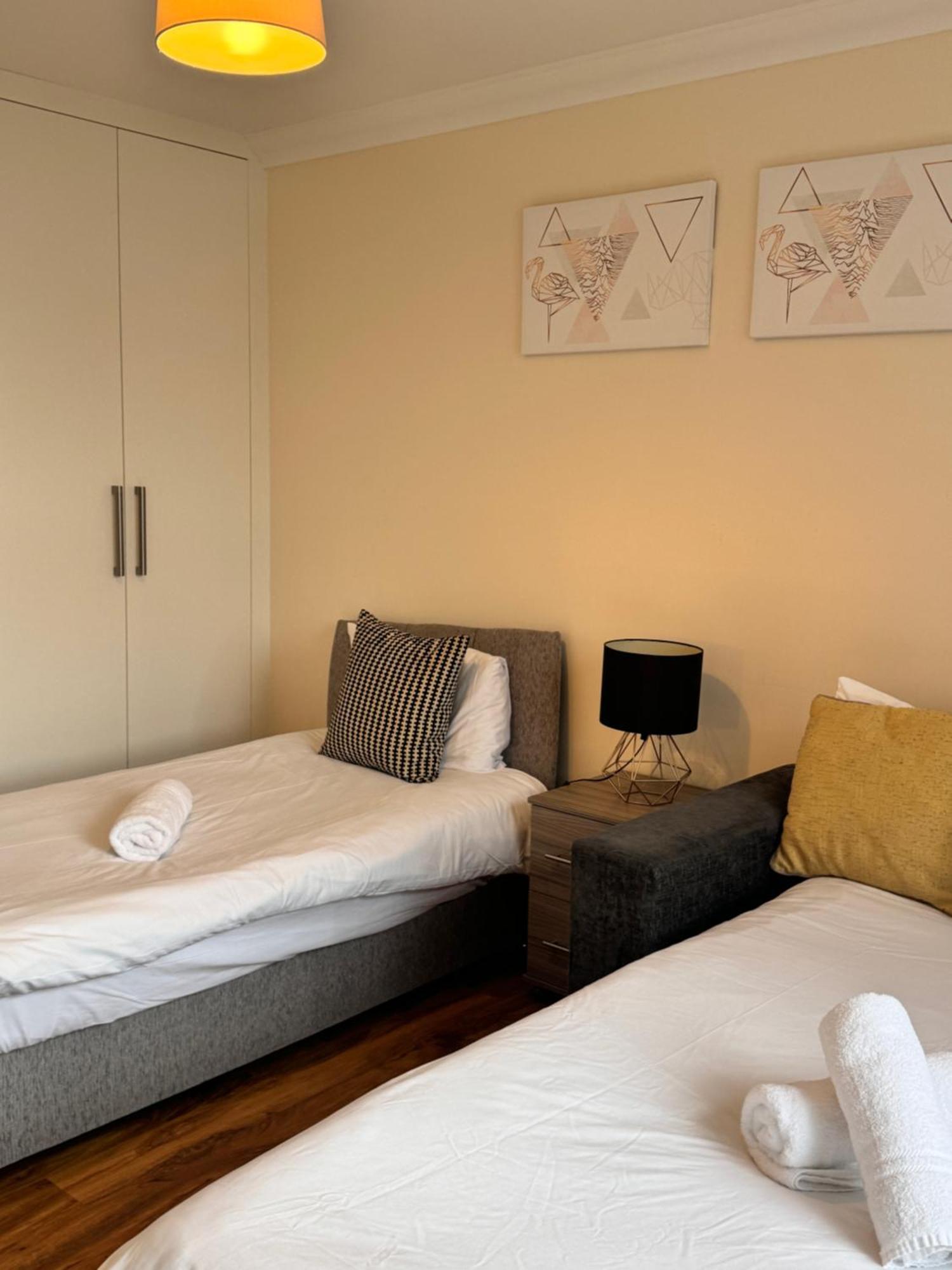 Comfort Heathrow Stay 5 Mins To The Terminal Stanwell Exterior foto